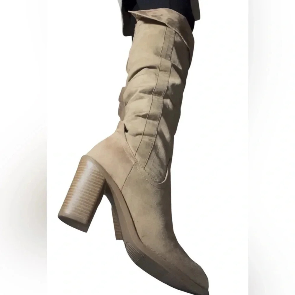 Size 8.5 Boots - Picture 7 of 8